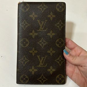 AUTHENTIC LOUIS VUITTON monogram bifold wallet. Pre-loved. Made in Spain